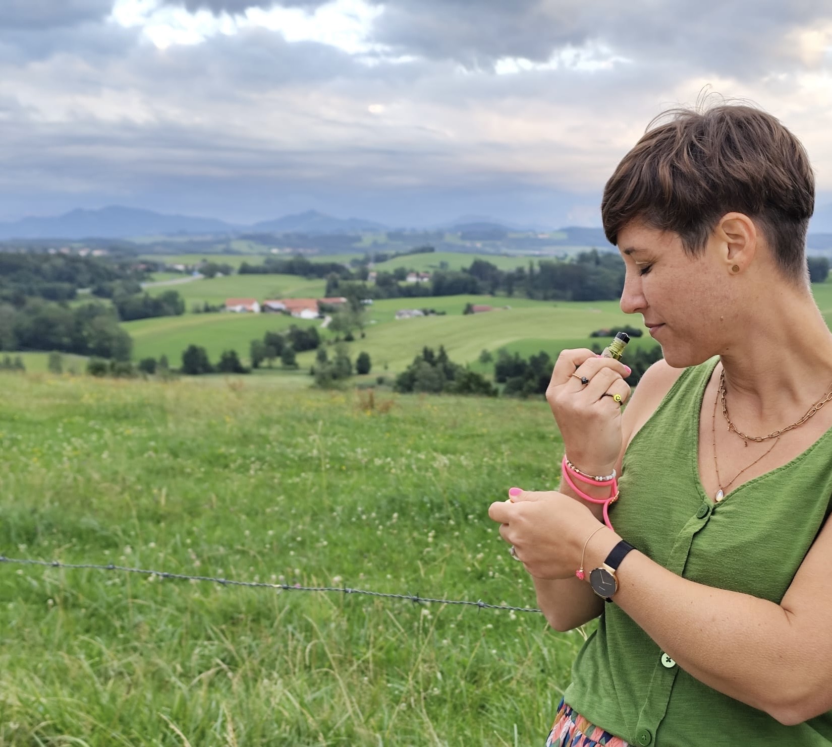 Steffi riecht an einem ätherischen Öl